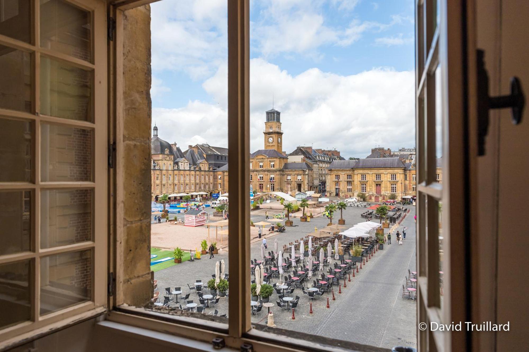 Suites Mana - Matahina Avec Vue Superbe Sur La Place Ducale Et Parking Prive Inclus Charleville-Mezieres Exterior photo